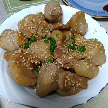 ニンニクと豚バラを炒めた脂が里芋と絡んで美味しくできました。